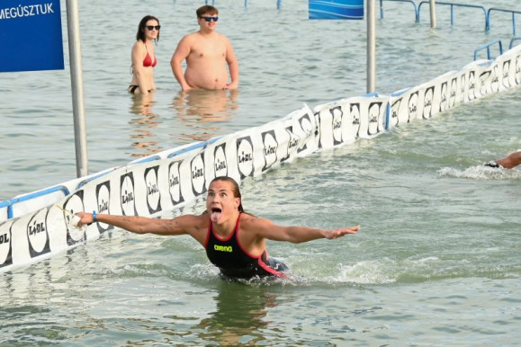 Átúszták, áthúzták