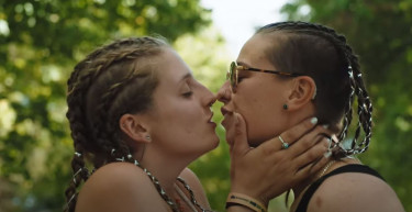 Feljelentést tettek a Sziget ellen, mert a reklámfilmjükben meleg párok csókolóztak