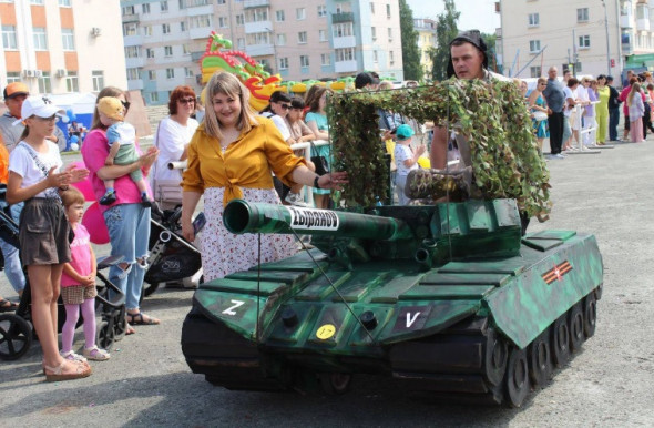 Kicsinyített tankkal nyerte meg a babakocsiversenyt egy család Oroszországban