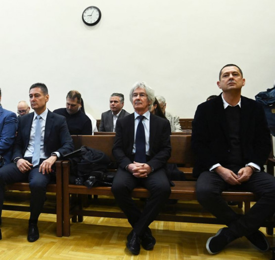 Minden tisztségéről lemondott a korrupcióval vádolt Baja Ferenc