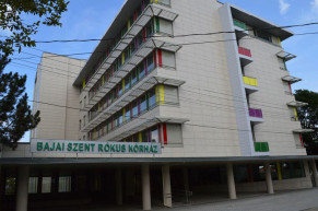 Hasba rúgta az orvost egy részeg nő a bajai kórházban