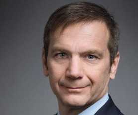 Frontsebészet – könyv Bajnairól