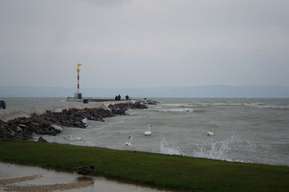Nonszensz kockáztatni a balatoni fürdőzők biztonságát egy társasház miatt