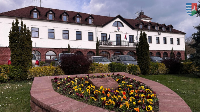 Rejtett kamerát talált a balatonalmádi polgármester, tiltott adatszerzés miatt nyomoz a rendőrség