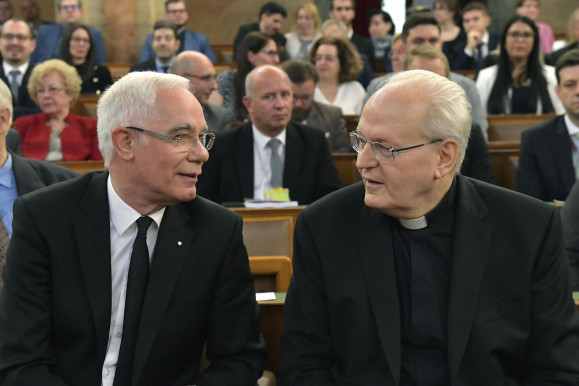 Nekimegy Erdő Péternek egy áldozatvédő szervezet