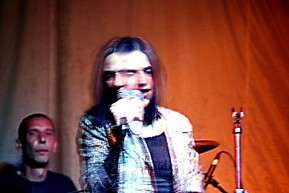 Miért vannak még mindig színpadon?