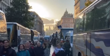 A DK a békemenetes buszok bérleti szerződéseit akarja a CÖF-től, a Fidesz szerint savanyú a szőlő