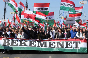 Több mint 30 embert igazoltattak az ünnepi meneteken