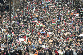 Mivel fontos nekik, hogy fideszesek, azt is elhiszik, amit Orbán a melegekről mond