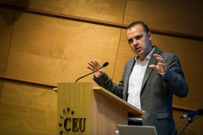 A berlini fal leomlott, de új falak emelkedtek - zuhan a demokrácia szintje