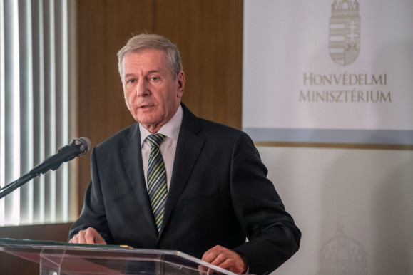 Kinevették a minisztert, amikor azt mondta, hogy magáncélú utakra nem használtak honvédségi repülőket
