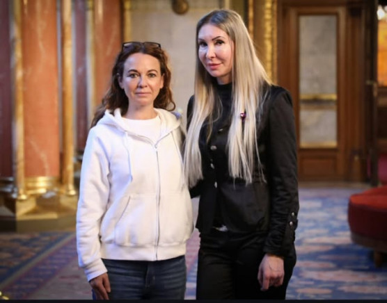 3,4 millióra bünteti Kövér Szabó Tímeát, amiért megmutatta a parlamentben az összevert Orosz Bernadett fotóját