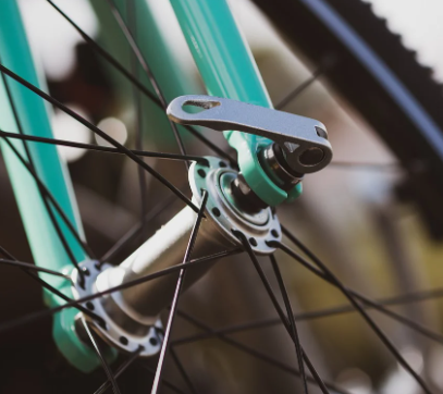 Elcsapta a biciklis kissrácot, aztán megkereste a leszakadt rendszámtábláját és elhajtott a fővárosi agg