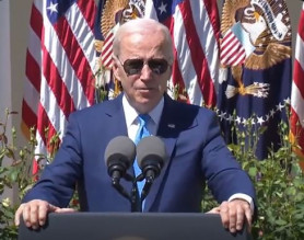 Megbotlott és elesett Joe Biden egy diplomaosztón (videóval)