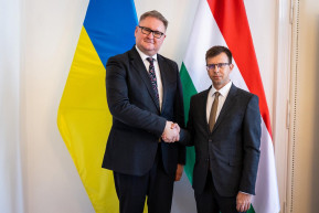 A kitiltási botrány közepén magyar miniszterek fogadták az ukrán miniszterelnök-helyettest a háttérben