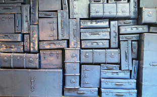 Politikai okokból vesztette el állását, ment Angliába