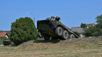 Hadházy kiderítette, hogy a kormány 66 harci járművet adott el Szerbiának 