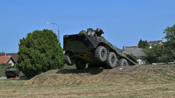 Hadházy kiderítette, hogy a kormány 66 harci járművet adott el Szerbiának 