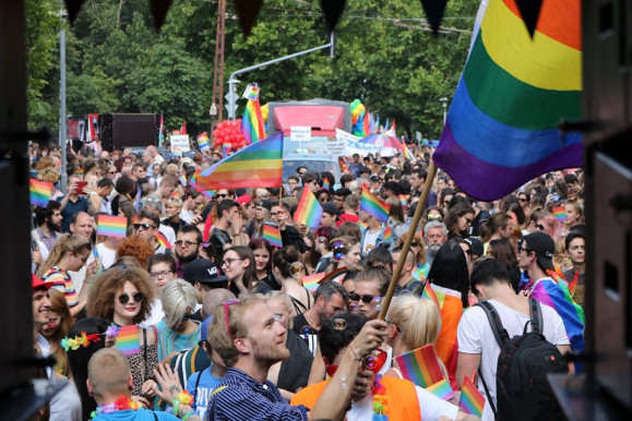 Pride: csókflashmobbal a szélsőjobb ellen