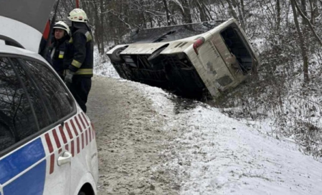 Háromszorosára nőtt a balesetek száma, árokba csúszott egy busz Vácdukán