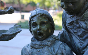 Csillogó aranylánc, amely fojtogat