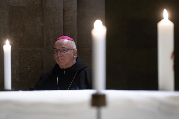 Bocsánatot kért a pannonhalmi főapát, hogy szerepelt egy fideszes kampánykiadványban