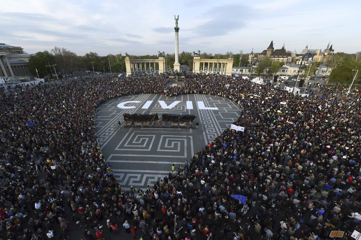 Tüntetés a civil szervezetekről szóló törvénytervezet ell