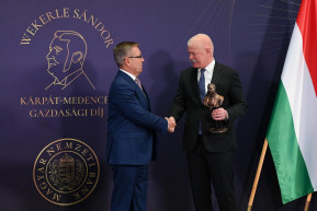 Matolcsy György kitüntette Csák Jánost, a modernizáció jeles képviselőjét