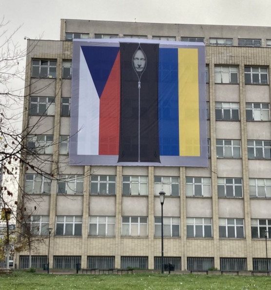 Hullazsákba tett Putyin-kép lóg a cseh belügyminisztérium épületén