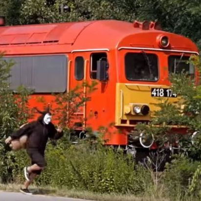 8 órát át rostokoltak a szegedi tanulók a nyílt vasúti pályán