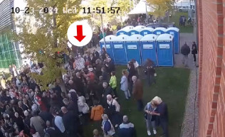 Vádat emeltek a volt főnyomozó ellen, aki Orbánt péniszként ábrázoló táblával akart demonstrálni október 23-án