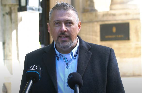 Kizárta a Mi Hazánk Csott Károlyt, mert az érdi politikus online csalás gyanújába keveredett