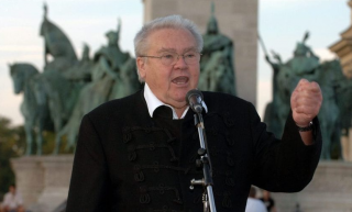 Csurka-emlékkonferenciát rendeznek Schmidt Máriáék 