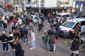 Meghalt a holland bűnügyi újságíró, akit a nyílt utcán lőttek meg