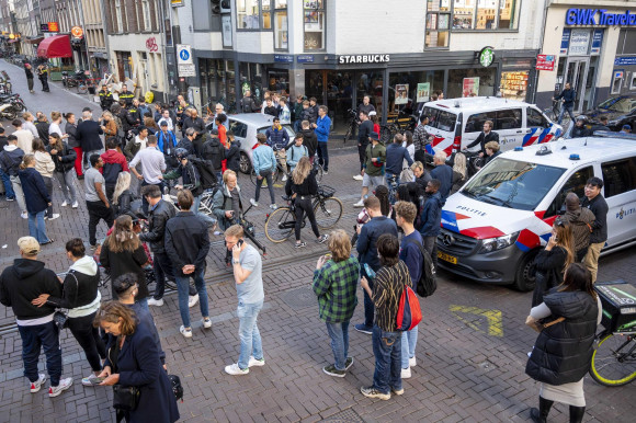 Meghalt a holland bűnügyi újságíró, akit a nyílt utcán lőttek meg