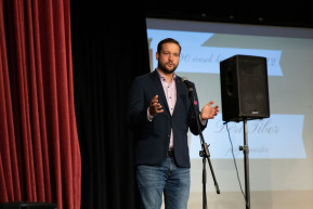 Kilép a Momentumból és a DK frakciójához csatlakozik az újpesti polgármester