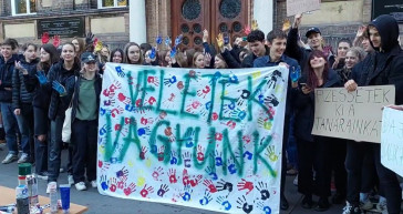 A BM előtt tüntettek a kirúgott tanárokért