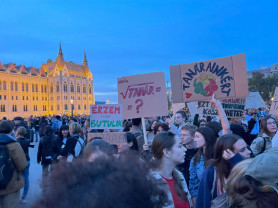 Több iskola diákjai és tanárai is tüntettek pénteken