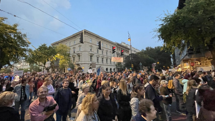 Elégették a tanároknak küldött figyelmeztető leveleket a tüntetésen