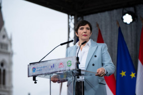 Dobrev: Soha nem látott pénzeső zúdult az országra, de 