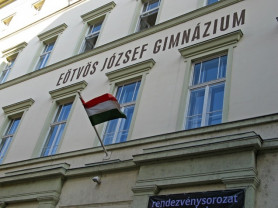 Tagadja a vesztegetési vádat az Eötvös József Gimnázium