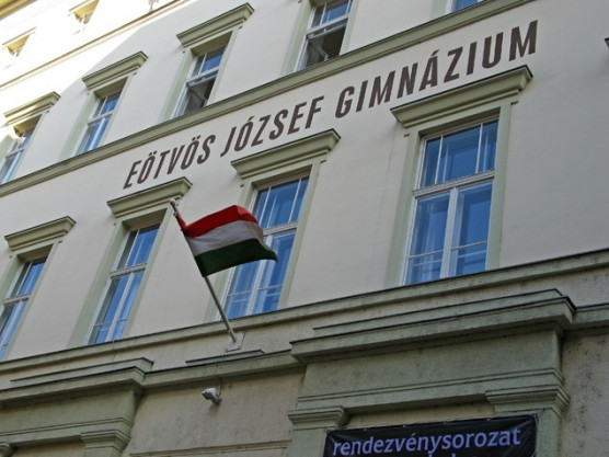 Tagadja a vesztegetési vádat az Eötvös József Gimnázium