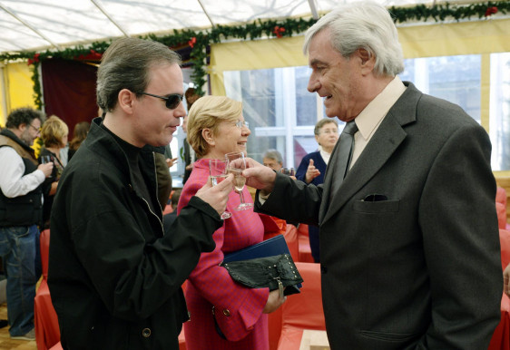 Családja legfontosabb történetei, őszintén, pontosan