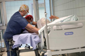 Felmondott az egyetlen műtőssegéd, elmaradnak a műtétek Érden egy egészségügyi intézményben