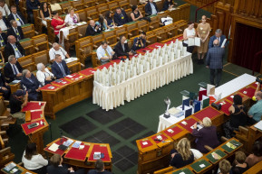 Érték és Minőség Nagydíjat kapott az egyébként helyreigazítási pereket veszítő Ripost, TV2 és M1