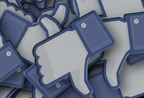 H*lye Facebook, facebookozó hülyék – Selmeci János jegyzete 