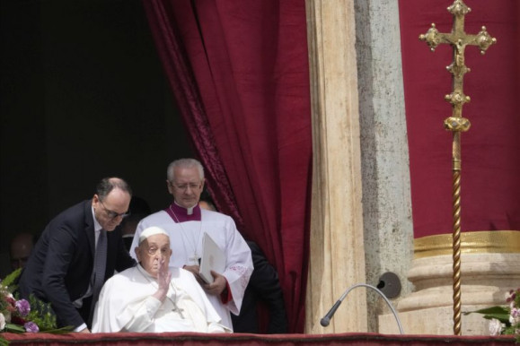 Ferenc pápa megjelent a mise végén és Urbi et Orbi áldást adott