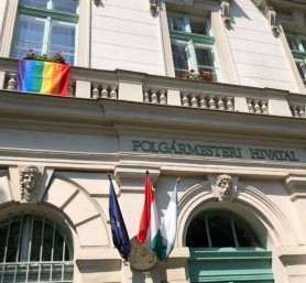 Egész csoportot félemlíthet meg a szivárványos zászló elégetése, léphetne a rendőrség