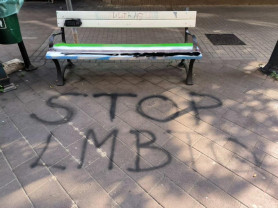 Megint átfestették a ferencvárosi szivárványos padot