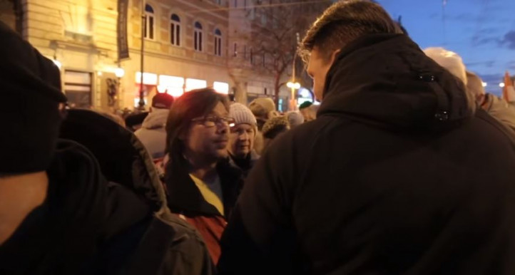 Megütötték a HVG újságíróját Bayerék tüntetésén